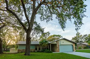 2719 Forest Knoll Dr, Sarasota, FL 34232 - Photo 2