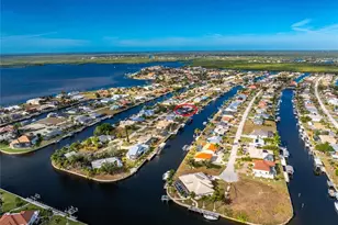 128 Sinclair St SE, Port Charlotte, FL 33952 - Photo 2