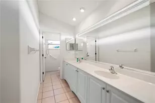 1029 Harbor Town Dr, Venice, FL 34292 - Photo 10