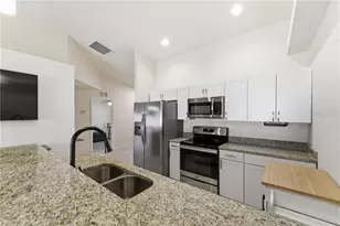 528 SE 5th Pl, Cape Coral, FL 33990 - Photo 4