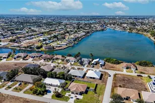 528 SE 5th Pl, Cape Coral, FL 33990 - Photo 38