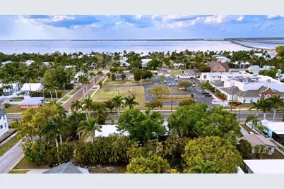 521 W Olympia Avenue, Punta Gorda, FL 33950 - Photo 2