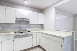 1328 Divot Ln, Tampa, FL 33612 - Photo 16