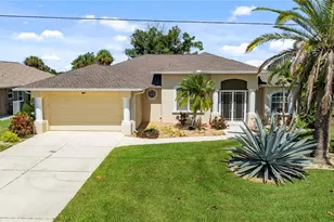 40 Clubhouse Ct, Rotonda West, FL 33947 - Photo 1