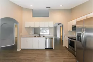 8375 Greystone Dr, Lakeland, FL 33810 - Photo 6