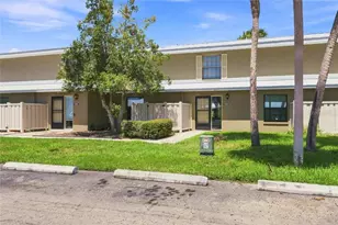 11555 W Bayshore Dr, Crystal River, FL 34429 - Photo 2