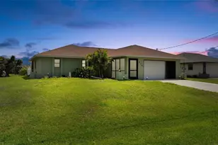 279 Mark Twain Ln, Rotonda West, FL 33947 - Photo 2