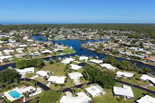 35 Oakwood Dr N, Englewood, FL 34223 - Photo 2