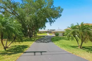 880 Lemon Bay Dr, Venice, FL 34293 - Photo 2