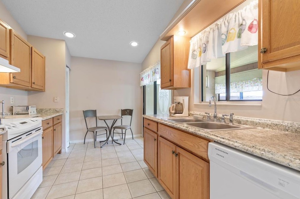 18 Lago Vista Pl, Palm Coast FL  32164-7721 exterior