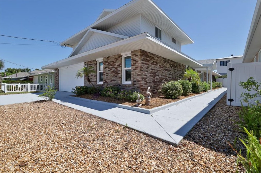 2139 Daytona Ave, Flagler Beach, FL 32136-3951