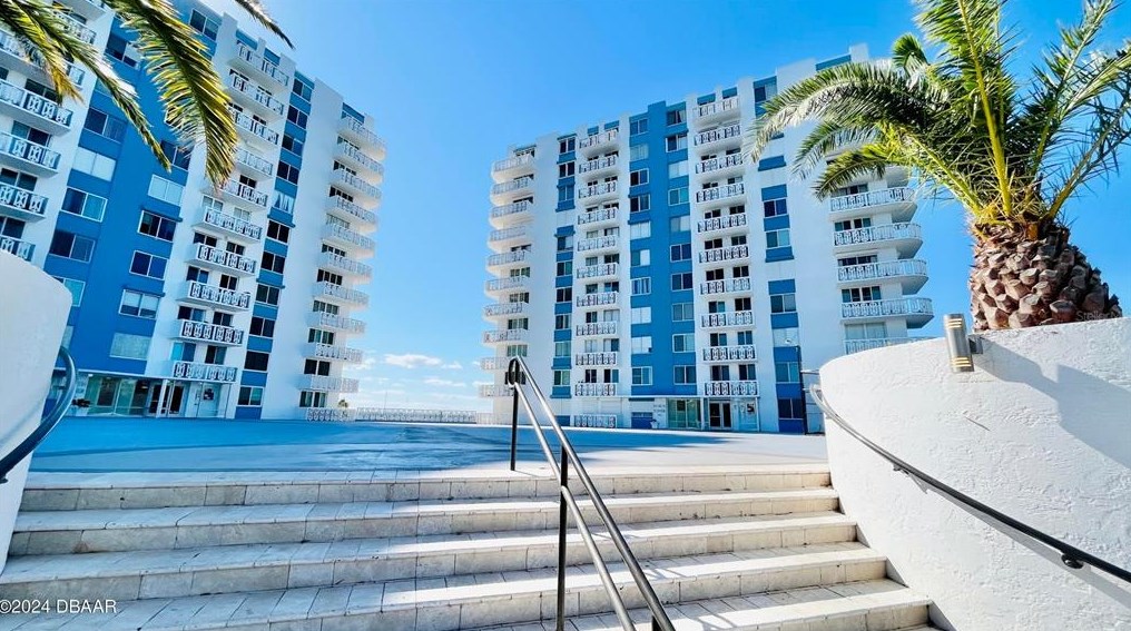 935 Halifax Ave, Daytona Beach FL  32118-6619 exterior