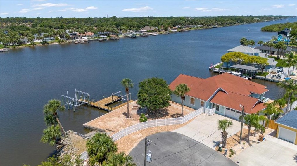 559 10th St, Flagler Beach, FL 32136-3132