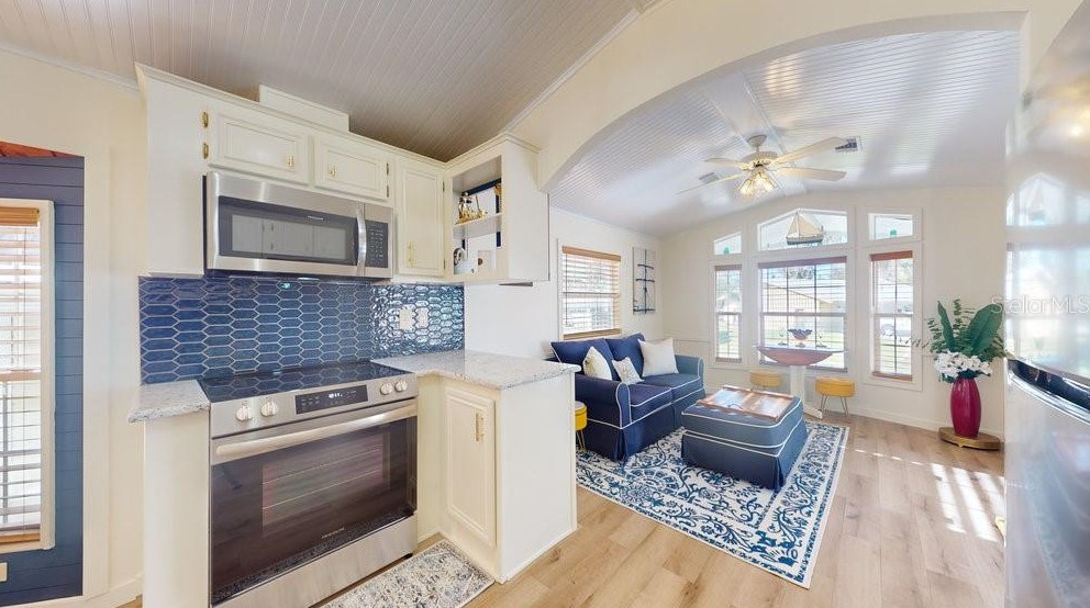 1074 Front St #9, Welaka, FL 32193