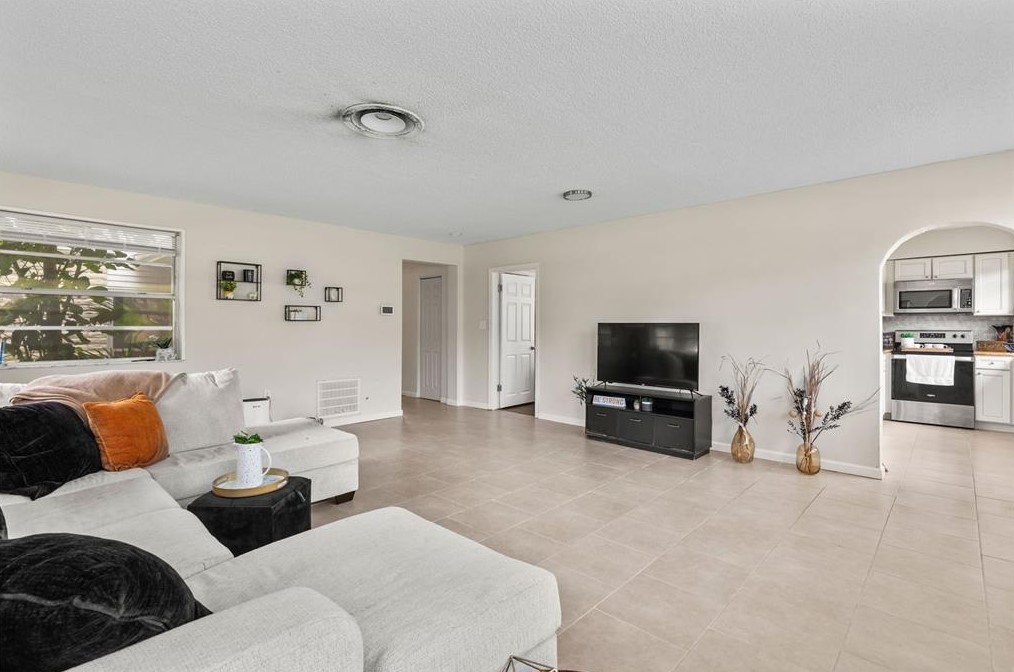 1175 John Anderson Dr, Ormond Beach FL 32176-3719 exterior