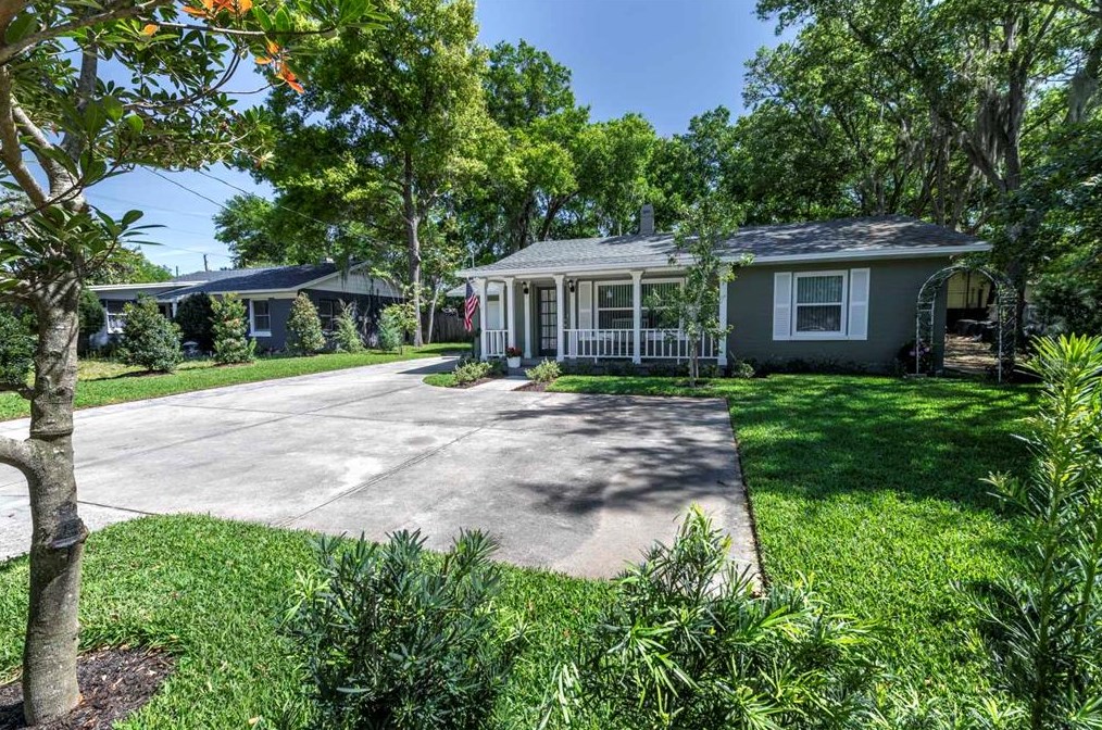 1210 N Donnelly St, Mount Dora, FL 32757
