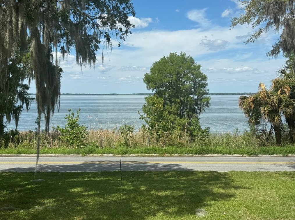 1689 Lakeshore Dr, Eustis, FL 32726