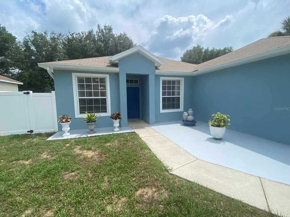 302 Bluff Pass Dr, Eustis, FL 32726-6436