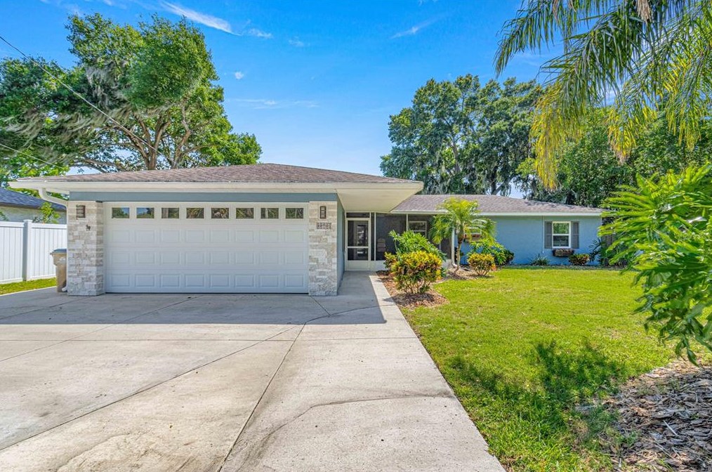 32701 Lakeshore Dr, Tavares, FL 32778-5024