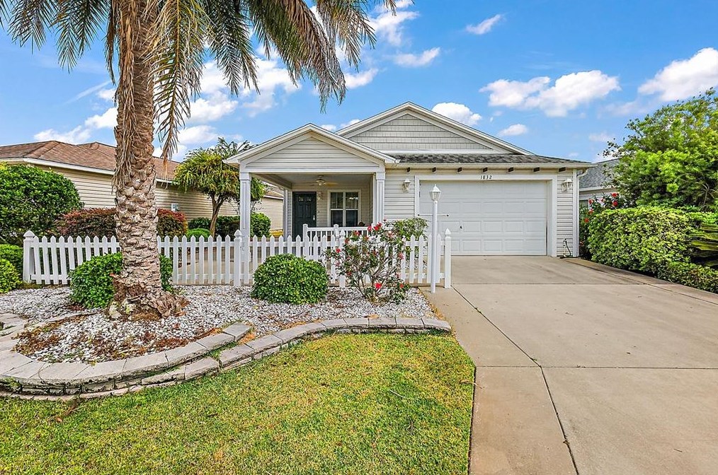 1832 Orange Ct, Lady Lake, FL 32162-2357