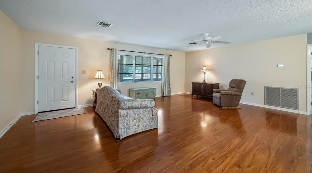 24 E Bay Ave, Howey in the Hills, FL 34797