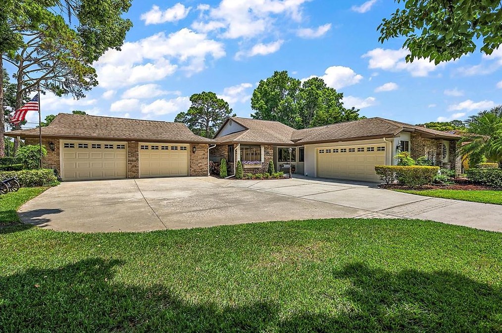 105 Greentree Ln, Howey In The Hills, FL 34797-3100