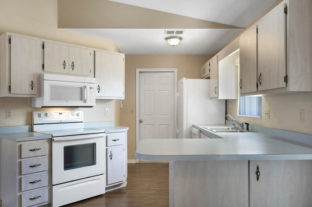 2600 Montecito Ave, Eustis FL 32726-4476 exterior