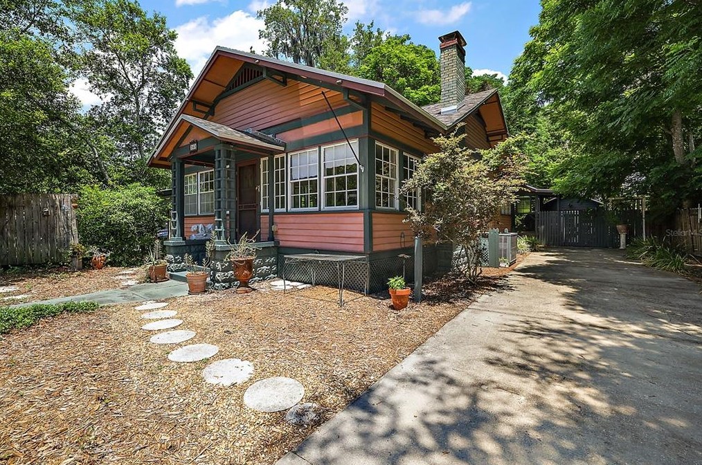 959 5th Ave, Mount Dora, FL 32757-5004