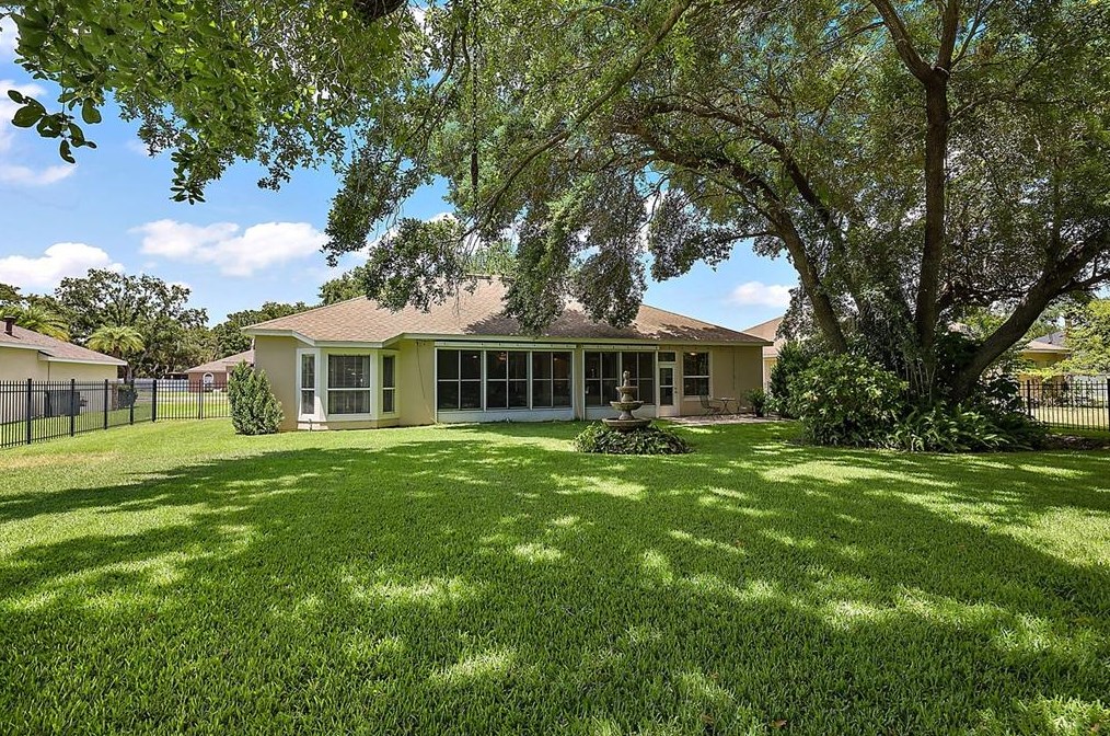 13806 Wellington Ln, Grand Island FL  32735-9114 exterior
