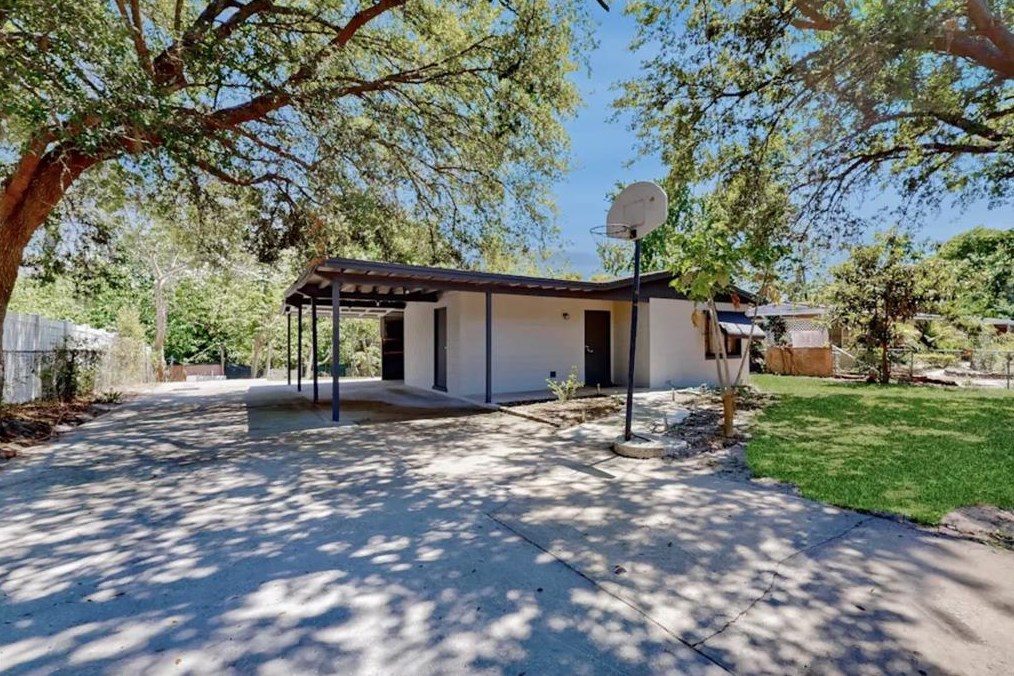 1010 Golden Isle Dr, Mount Dora, FL 32757