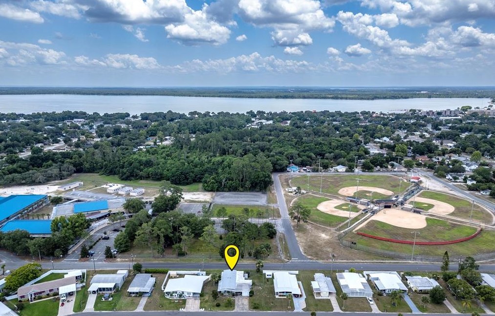1027 Capella Dr, Tavares, FL 32778-2508