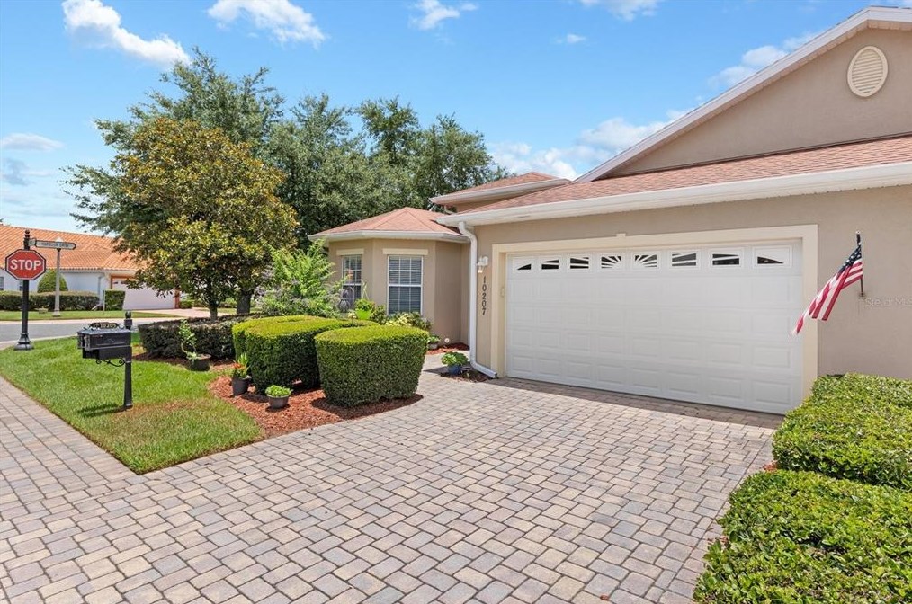 10207 Mainsail Dr, Oxford, FL 34484