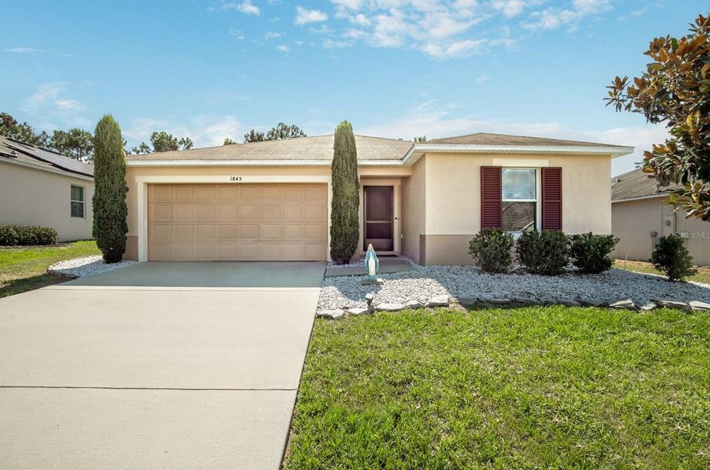 1845 College Park Dr, Tavares, FL 32778