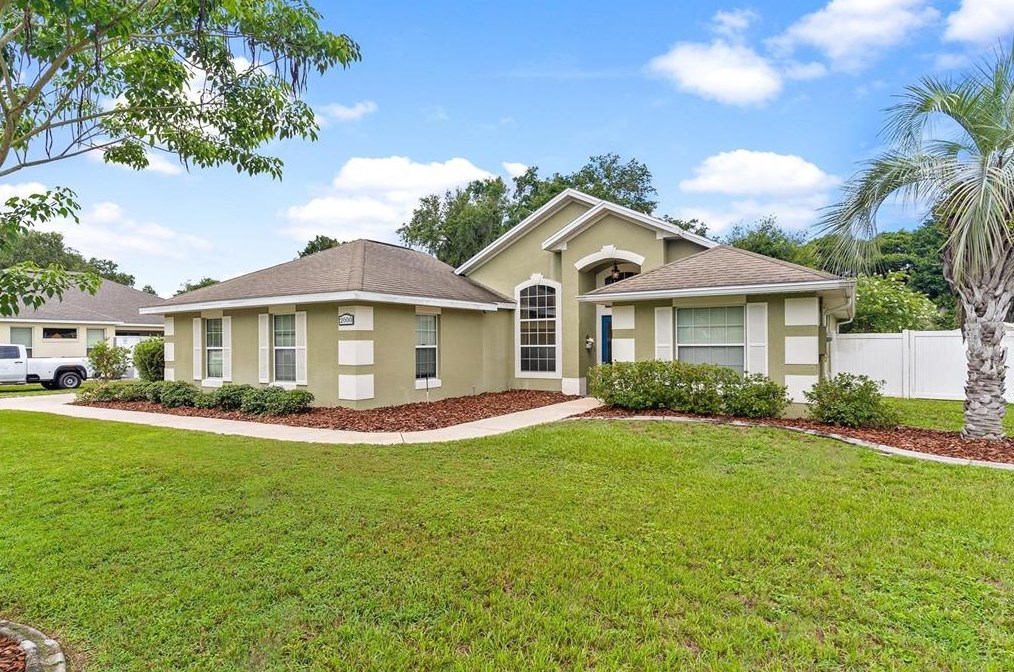 2000 Meadowside Dr, Eustis, FL 32726