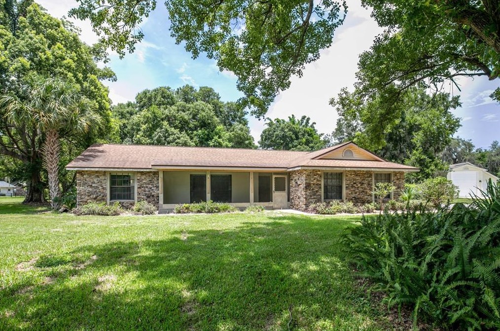 121 Lakeview Ln, Mount Dora, FL 32757