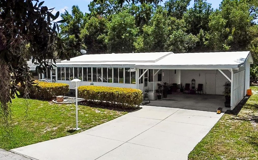 2585 Karen Dr, Mount Dora, FL 32757