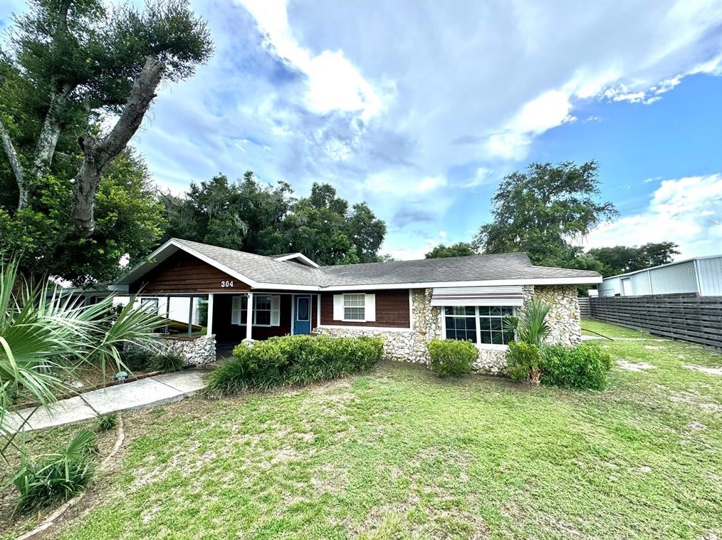 304 N Iona Ave, Fruitland Park, FL 34731