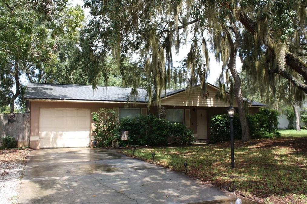 602 Cricket Hollow Ln, Eustis, FL 32726
