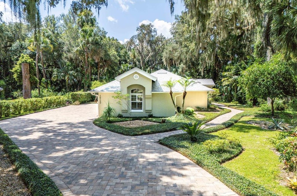 16720 Beauclaire Ct, Tavares, FL 32778