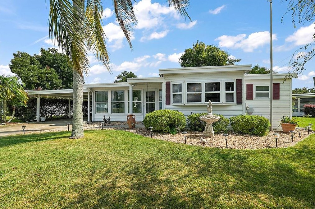 11450 Hickory Ln, Tavares, FL 32778