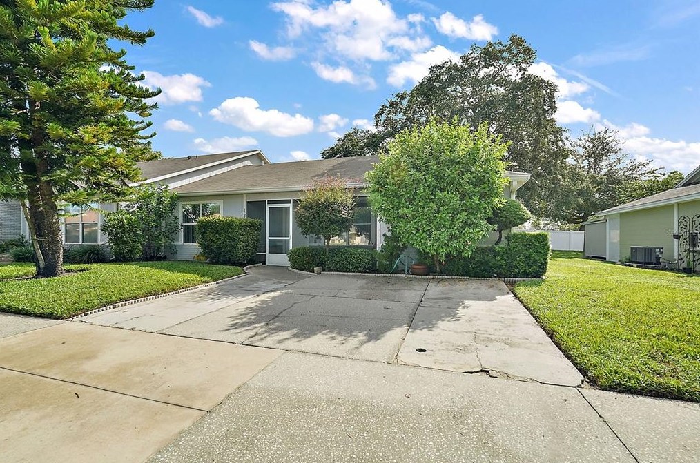 1636 Tropical Ct, Tavares, FL 32778