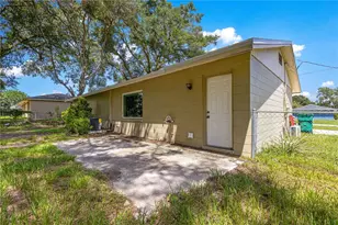 998 Hibiscus St, Lady Lake, FL 32159 - Photo 4