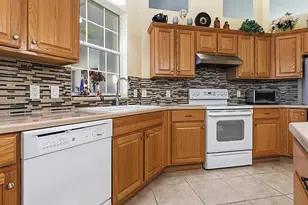 17627 SE 88th Covington Cir, The Villages, FL 32162 - Photo 16