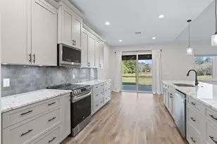 562 Dowling Cir, Lady Lake, FL 32159 - Photo 18