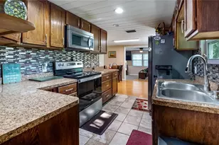 172 S Virginia Ave, Center Hill, FL 33514 - Photo 10