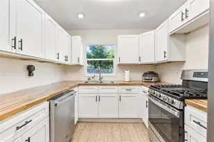 995 Emerald Dr, Mount Dora, FL 32757 - Photo 2