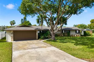 1611 Canal Ct, Tavares, FL 32778 - Photo 2
