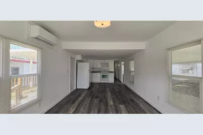 805 E Live Oak Street, Wildwood, FL 34785 - Photo 2