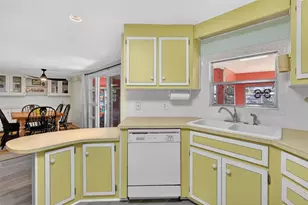 1050 Shawn Ct, Tavares, FL 32778 - Photo 16