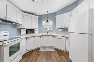 724 Royal Palm Ave, Lady Lake, FL 32159 - Photo 6